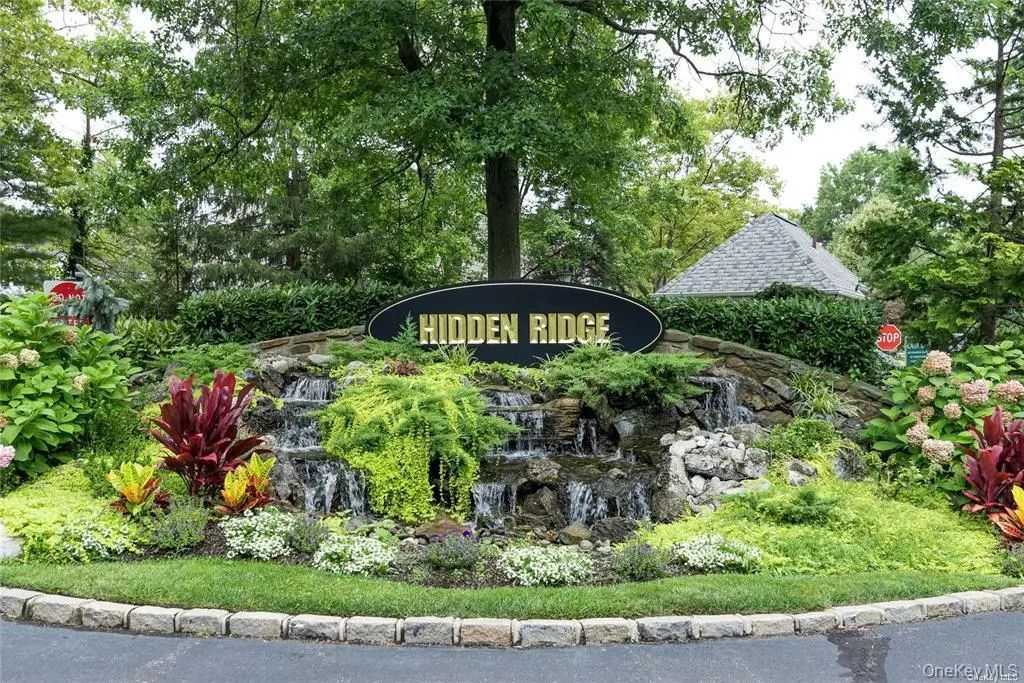 102 Glen Way, Syosset