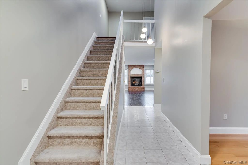 102 Glen Way, Syosset