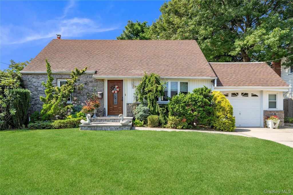 14 Mayfair Lane, Hicksville