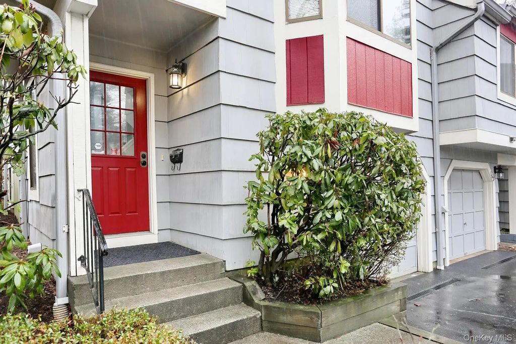 161 Treetop Circle # 161, Nanuet