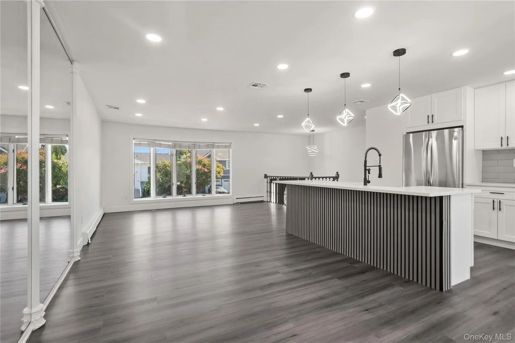 8 Gale Drive, North Woodmere