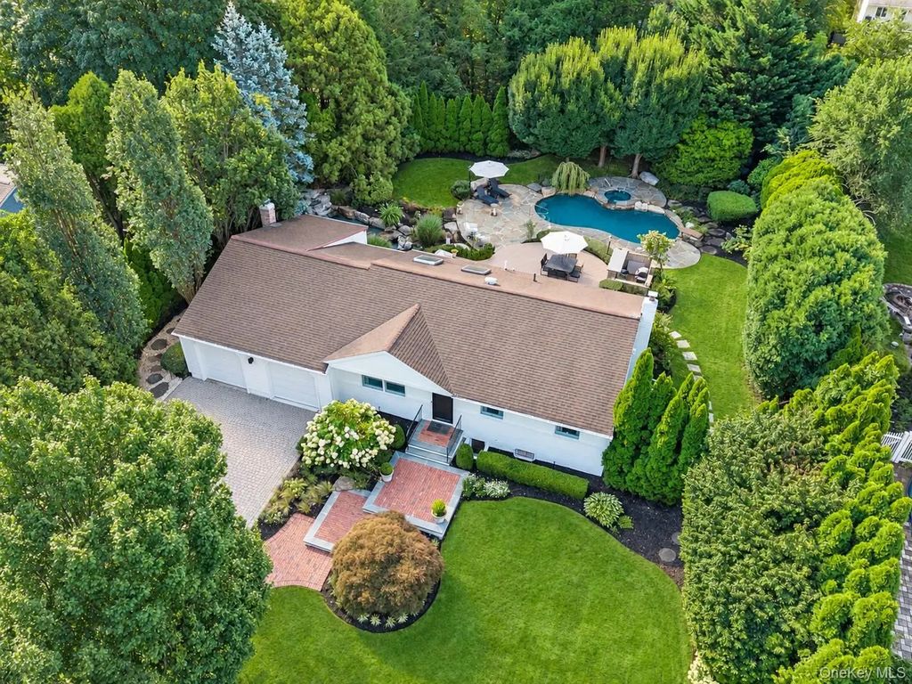 10 Magenta Lane, East Northport