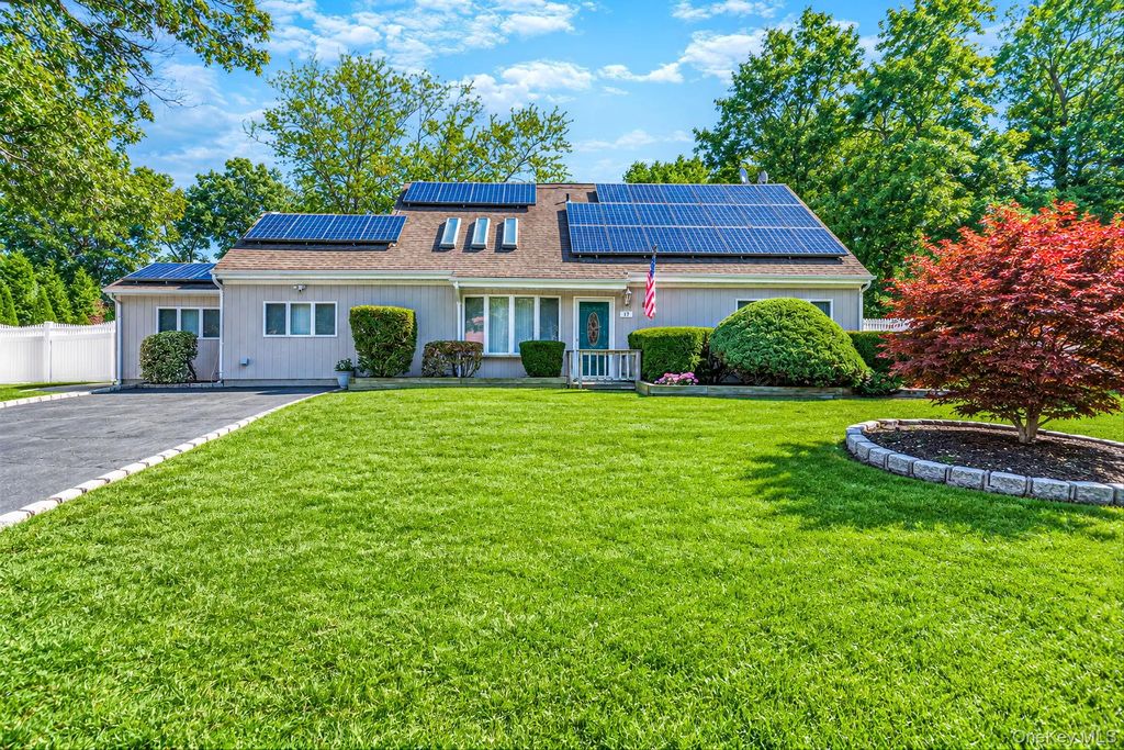 17 Fenwick Avenue, Farmingville