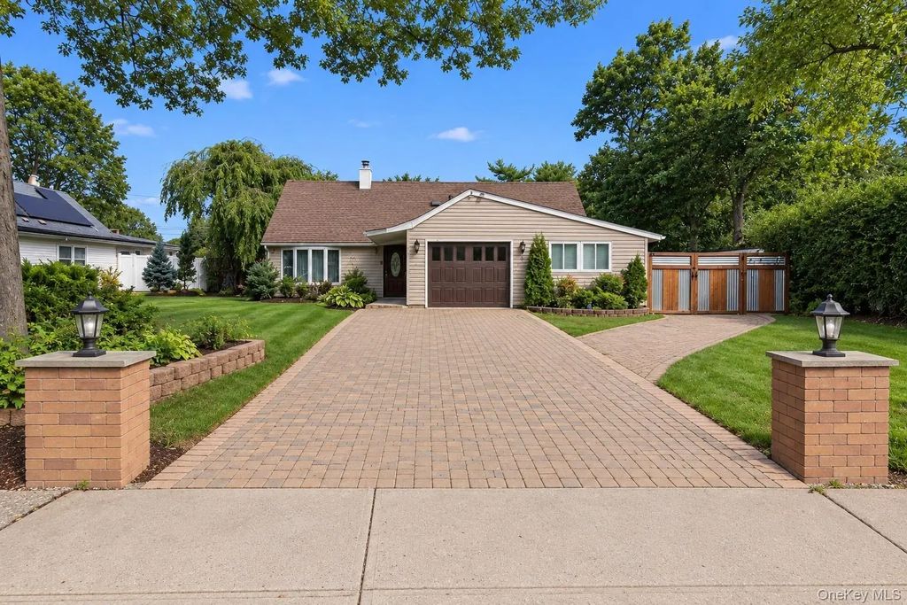 39 Split Cedar Drive, Islandia