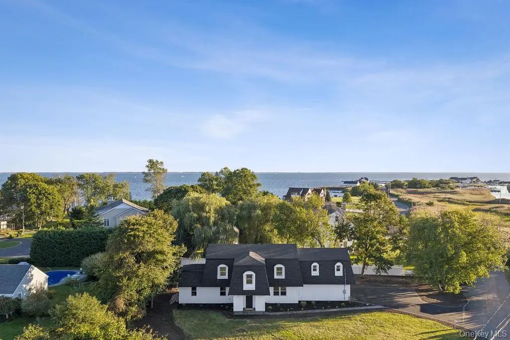 80 Oak Road, Bayport
