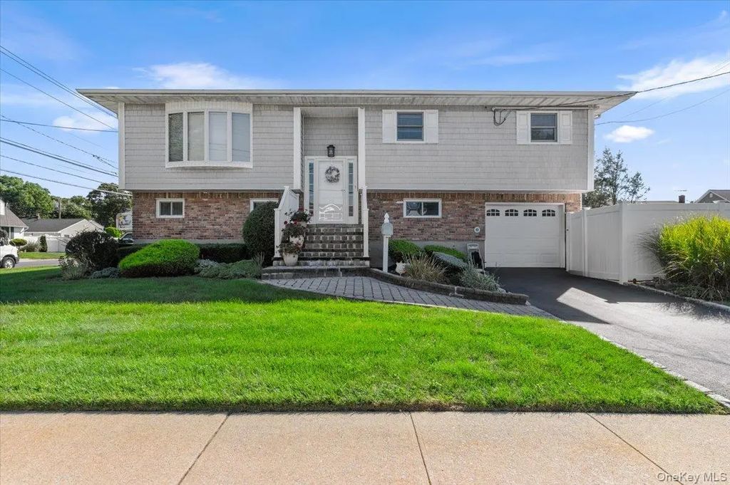 196 Von Huenfeld Street, Massapequa Park