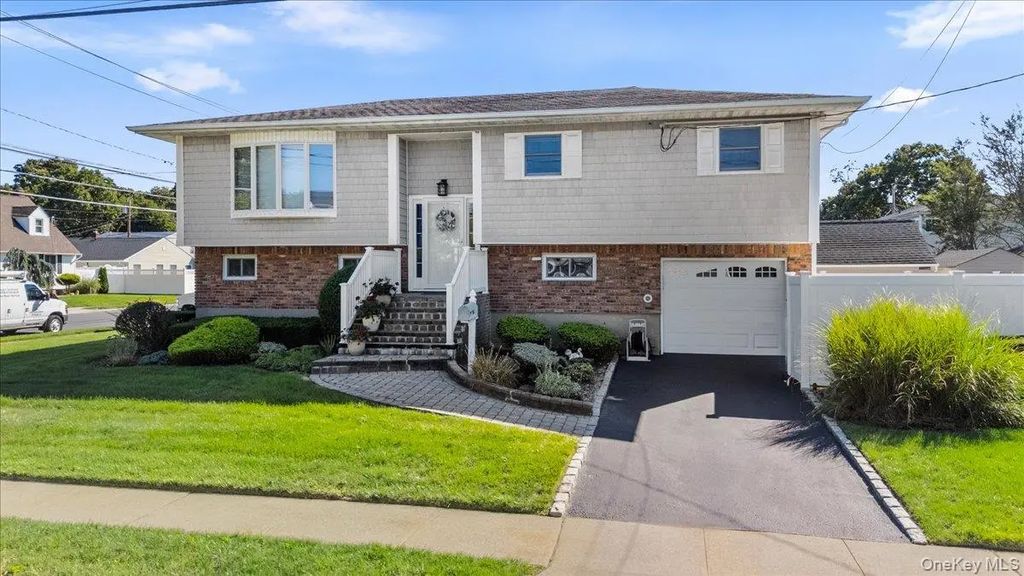 196 Von Huenfeld Street, Massapequa Park