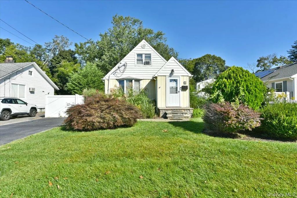 35 Montauk Drive, Bay Shore