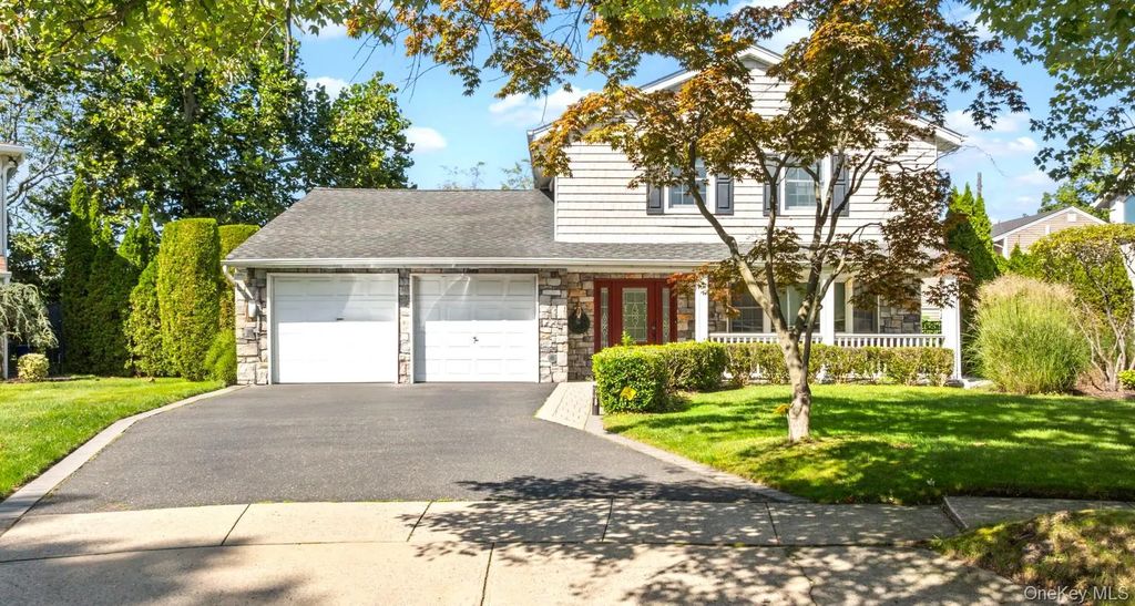 89 Brook Court S, New Hyde Park