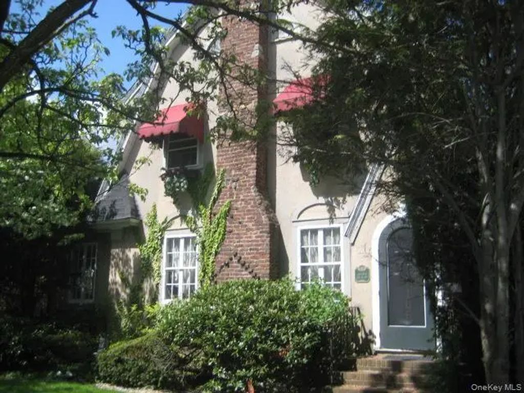 166 Southard Avenue, Rockville Centre