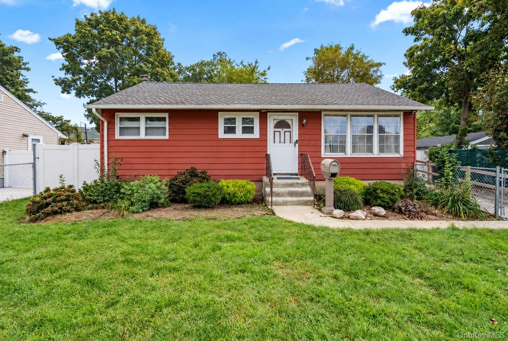 5 Prospect Street W, Amityville