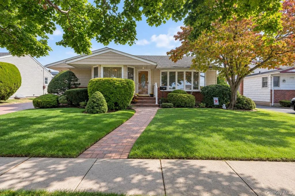 45 Berkshire Road, Hicksville