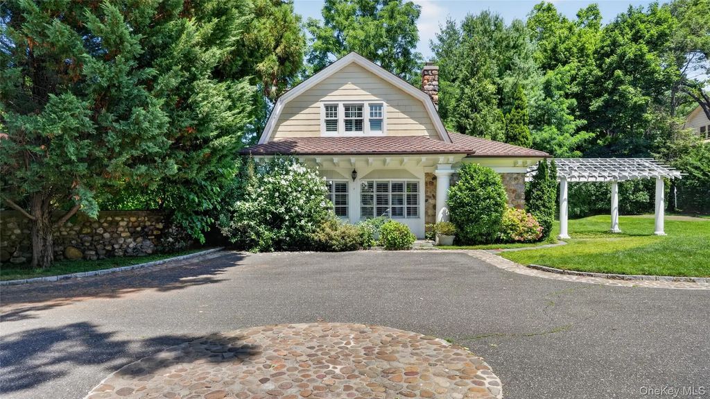 1058 Plandome Road, Manhasset
