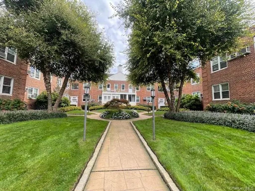 1385 Broadway # A31, Hewlett