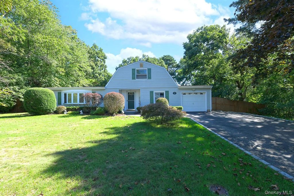 11 Crooked Pine Drive, Medford