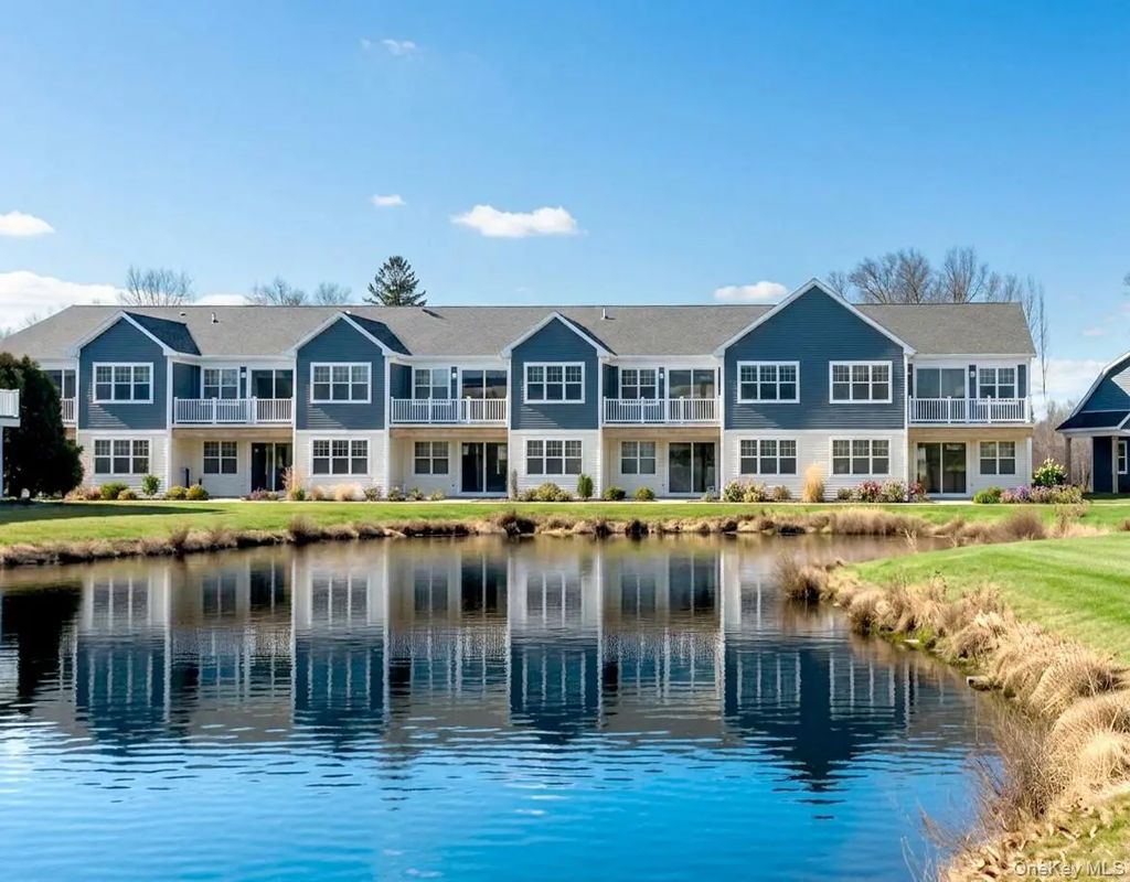 612 Bay View Circle # 12, Moriches
