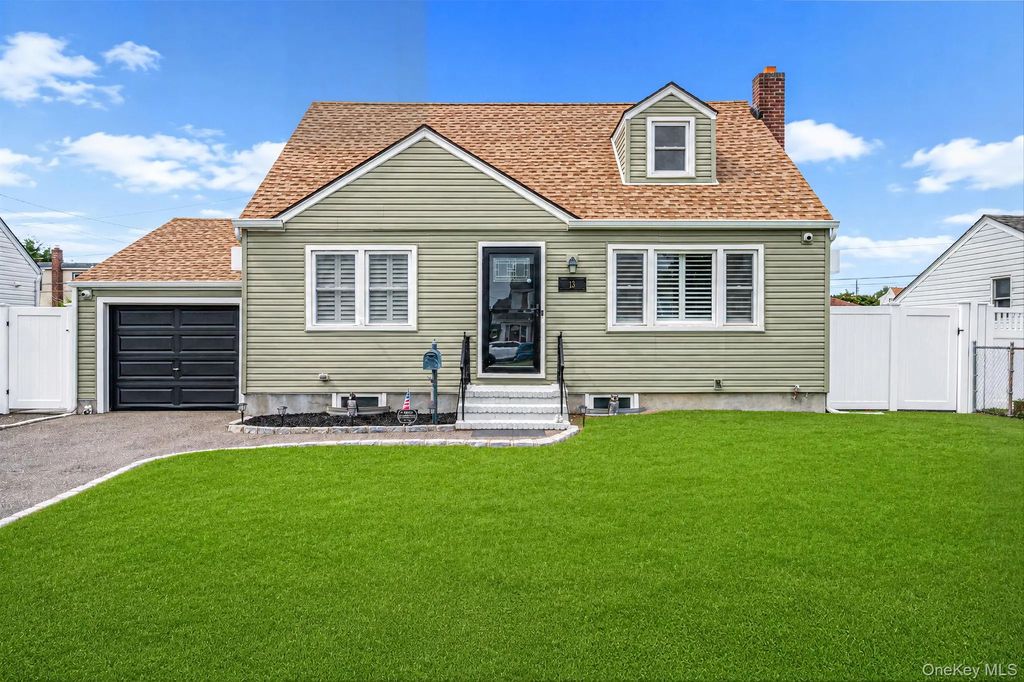 13 Maple Drive, Lindenhurst