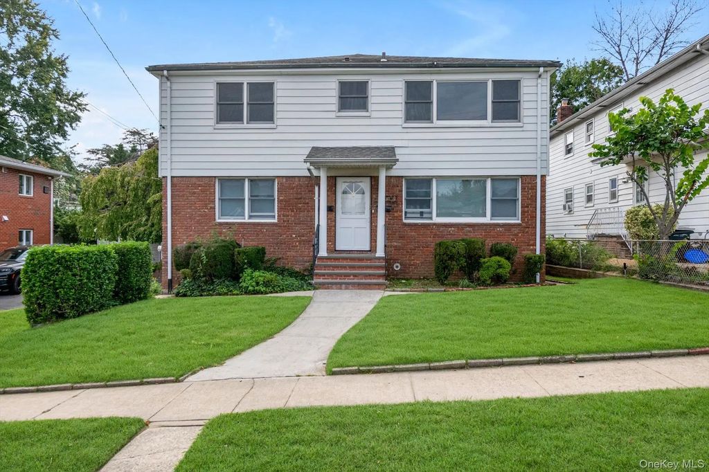 7 Linwood Road N, Port Washington