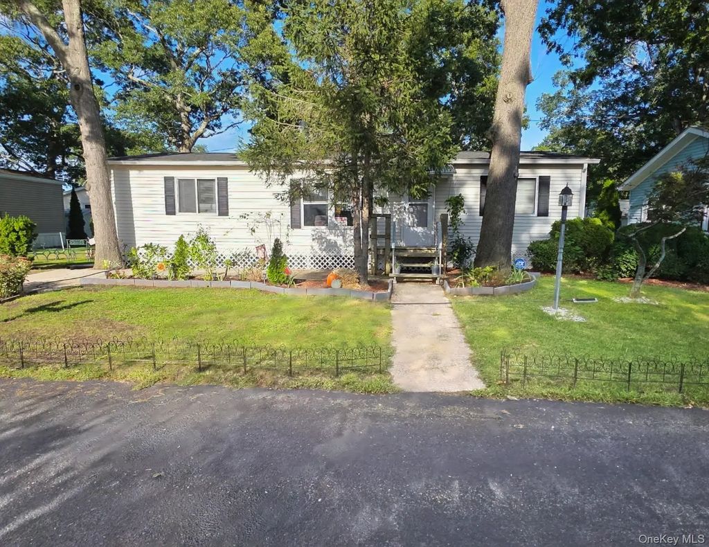 37-28 Hubbard Avenue, Riverhead