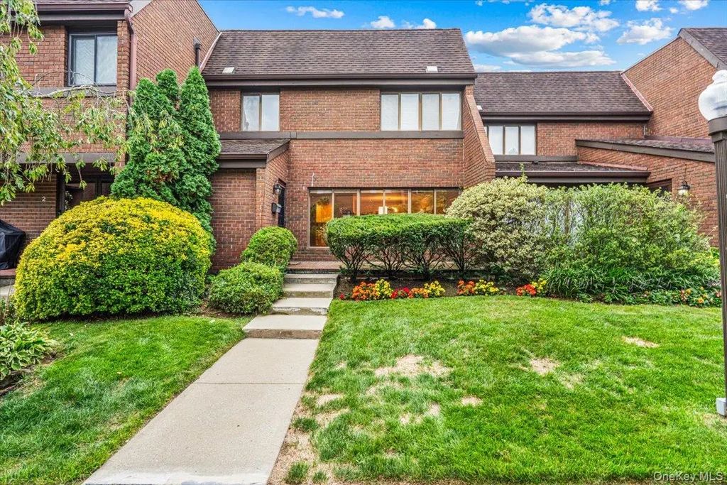 4 Spring Hollow, Roslyn