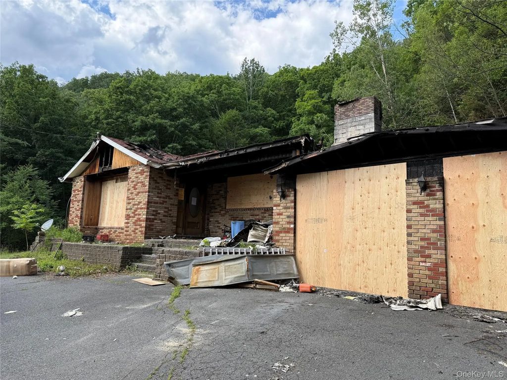 592 State Highway 97, Sparrowbush