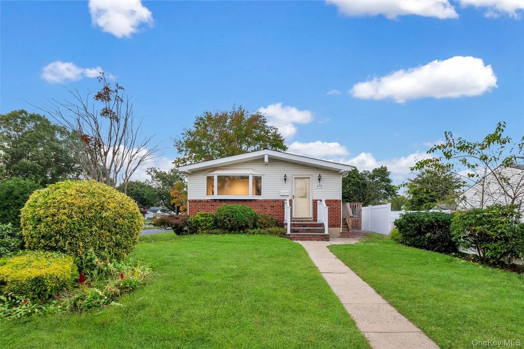 423 Westview Avenue, Deer Park