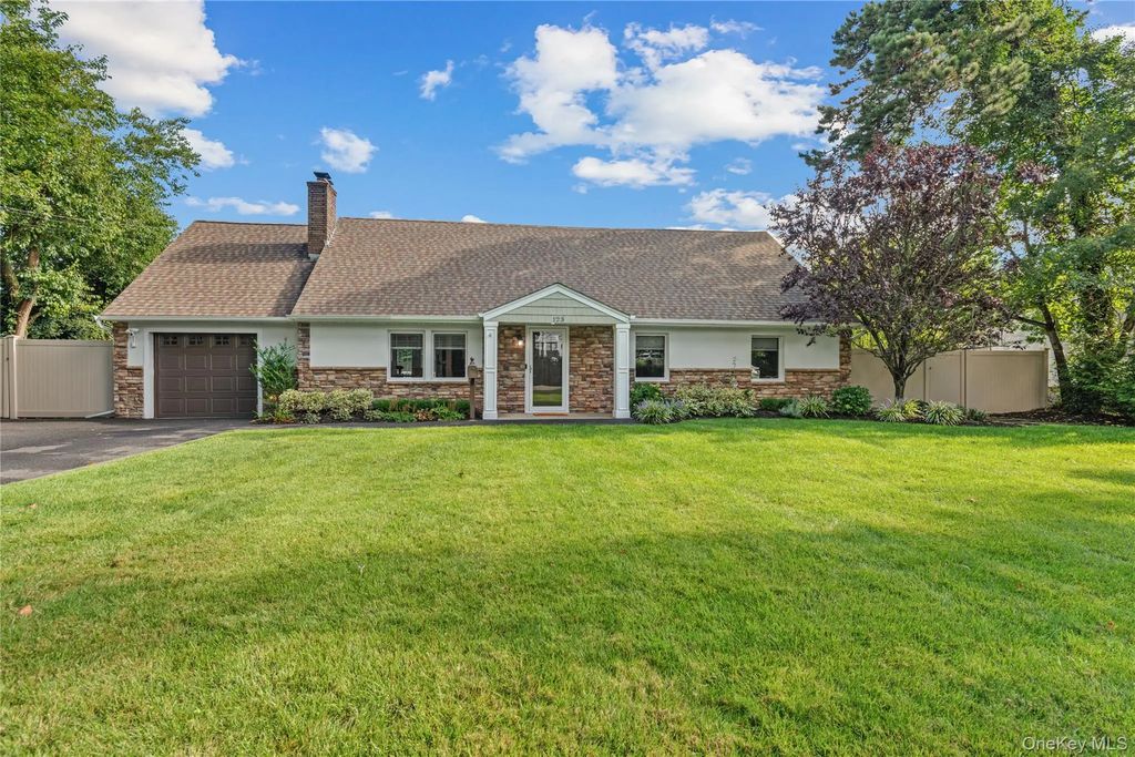 123 Hiawatha Drive, Brightwaters