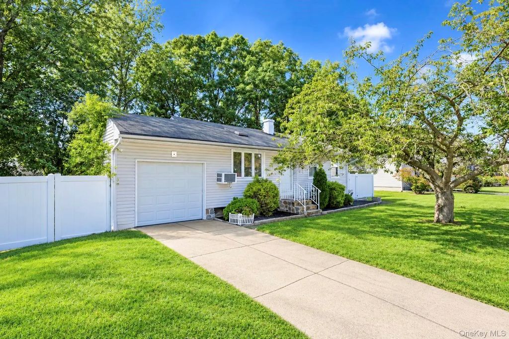 8 Norwalk Lane, Selden