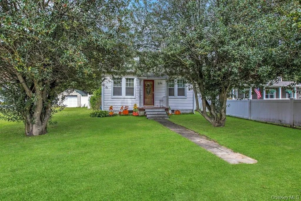 7 Eastover Road, Sayville