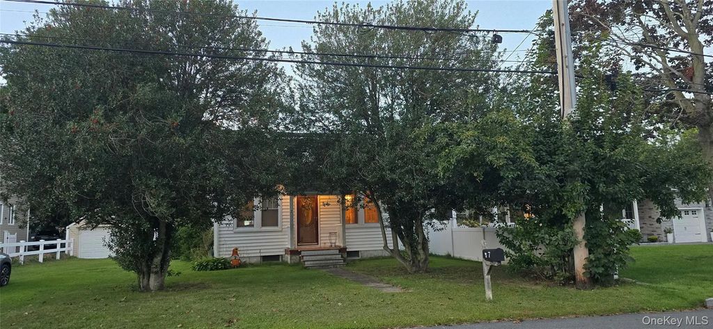 7 Eastover Road, Sayville