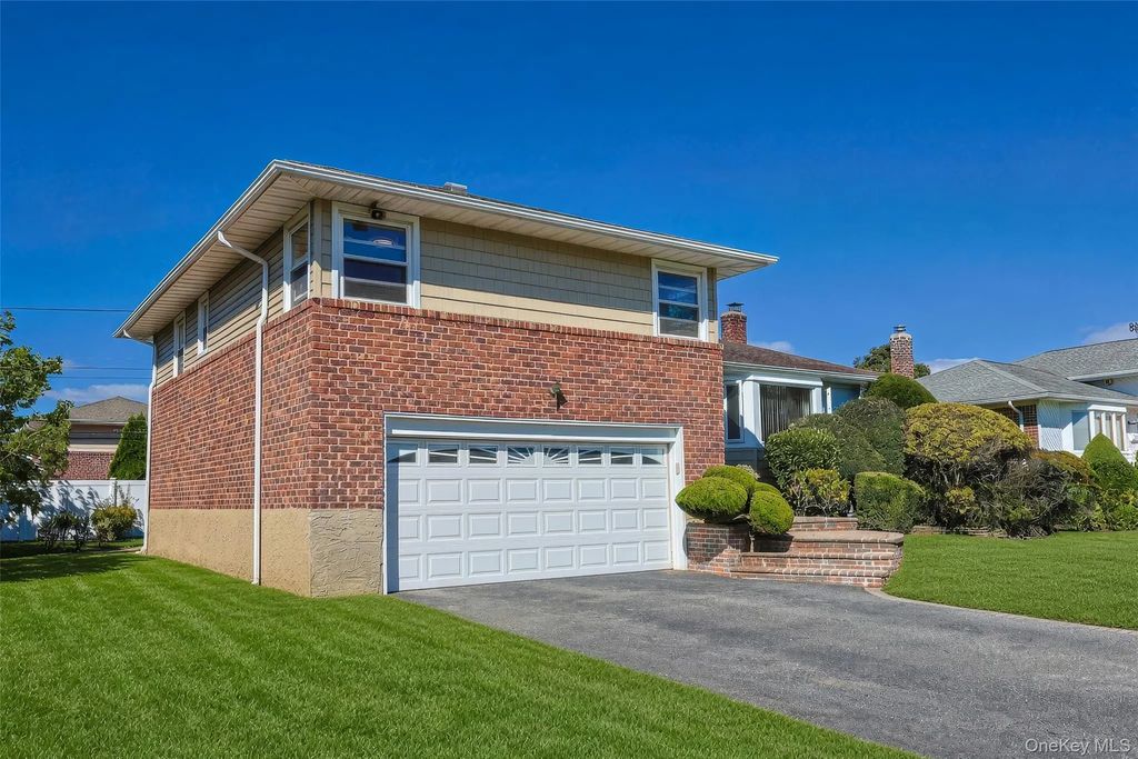 25 Hollywood Drive, Plainview