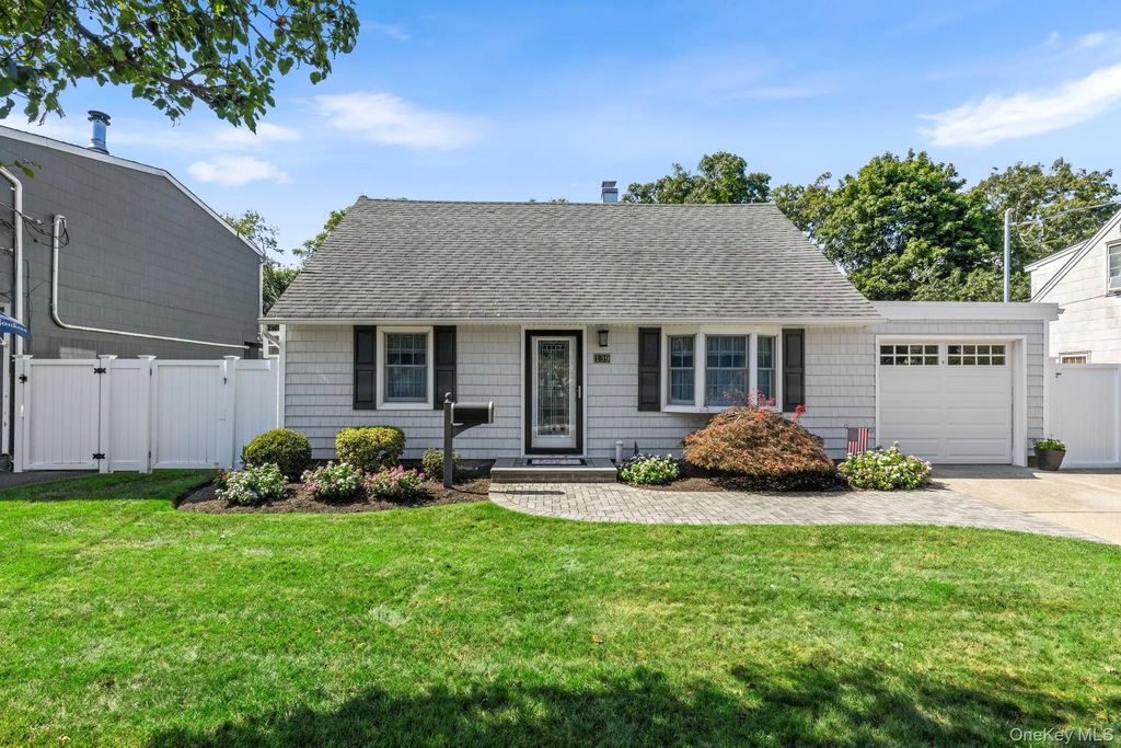139 Arlyn Drive W, Massapequa