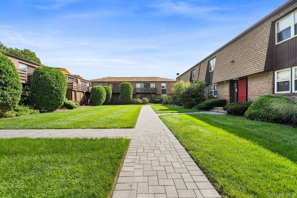63 New Holland Village, Nanuet