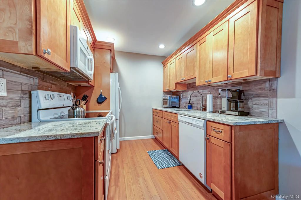 85 Richmond Boulevard # 1a, Ronkonkoma