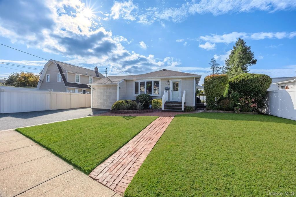 1296 Leslie Lane, Bellmore