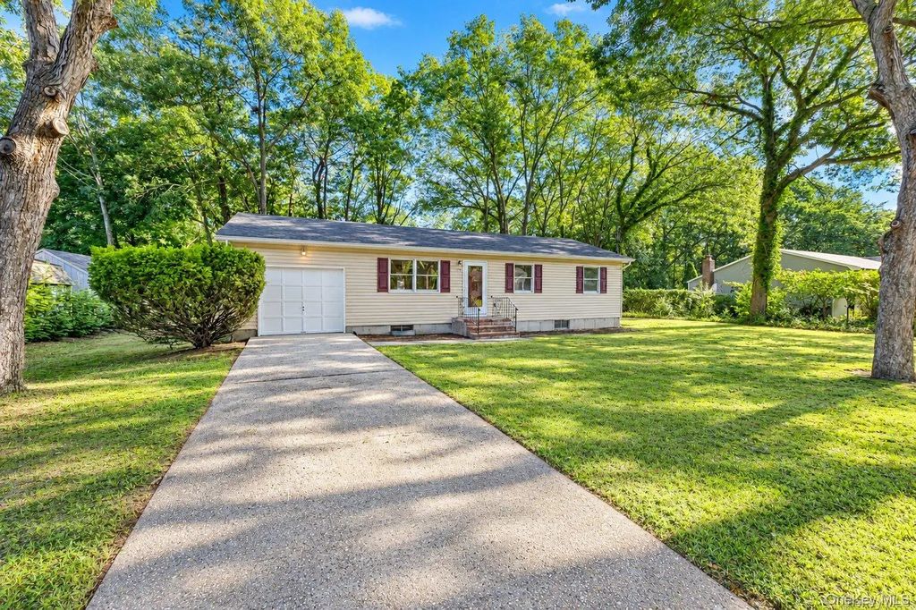 50 Fanning Boulevard, Riverhead