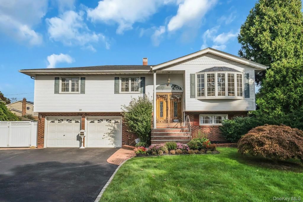 39 Pawnee Drive, Commack