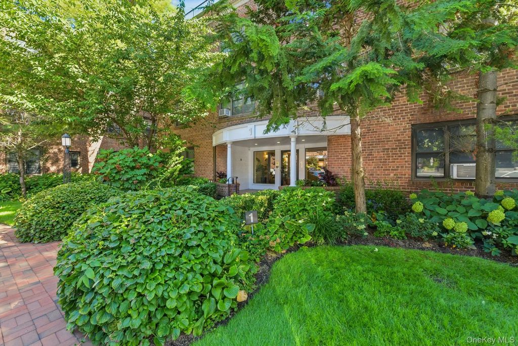 1 Town House Place # 2l, Great Neck