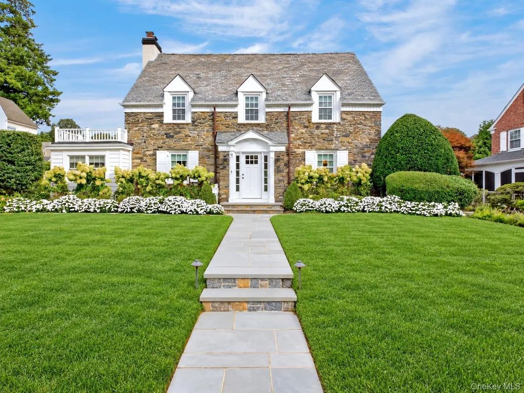 11 Cedar Place, Garden City