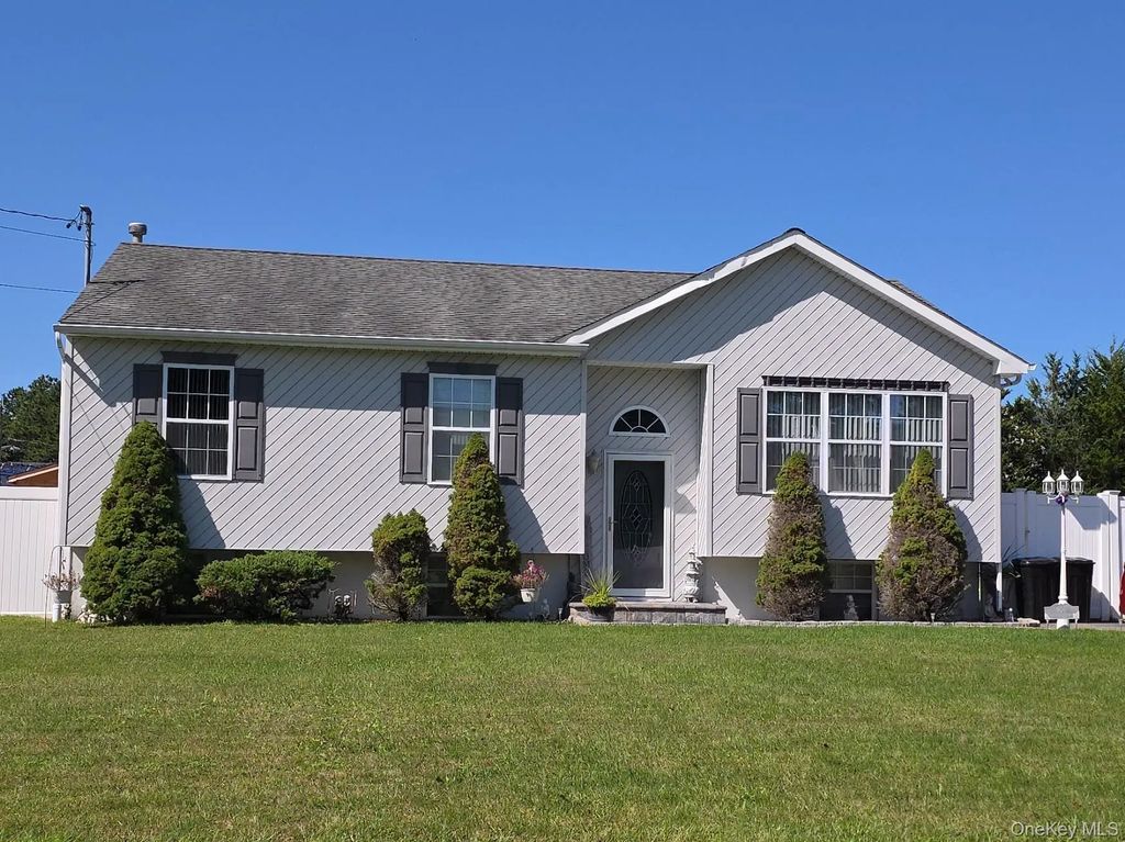 906 Bayview Avenue, Bellport