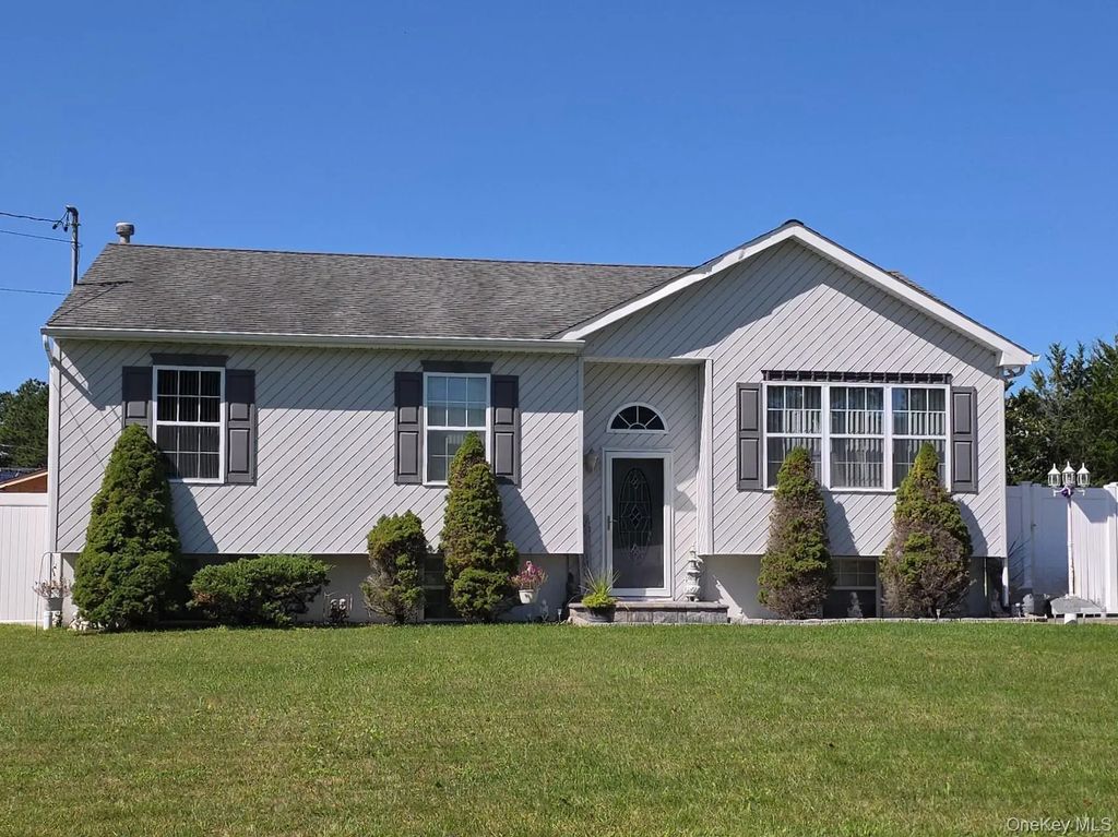 906 Bayview Avenue, Bellport