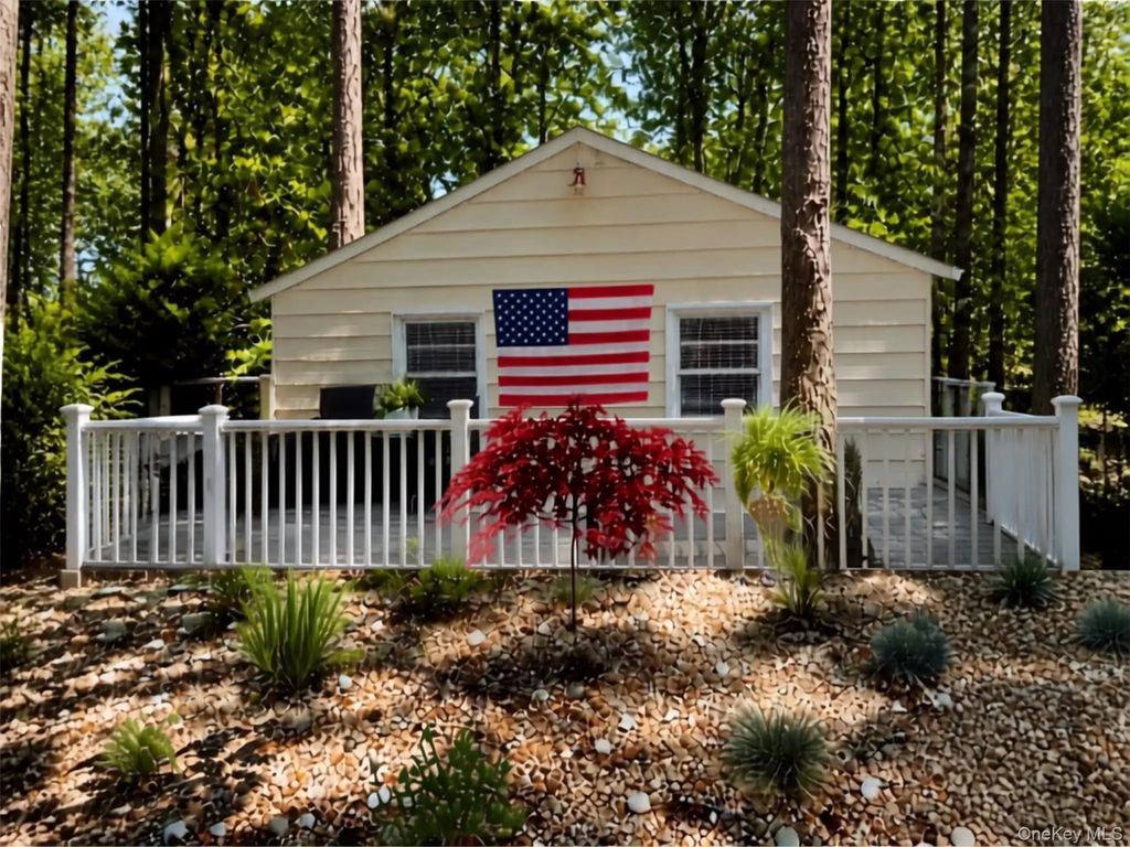 10 E Way Path, Calverton