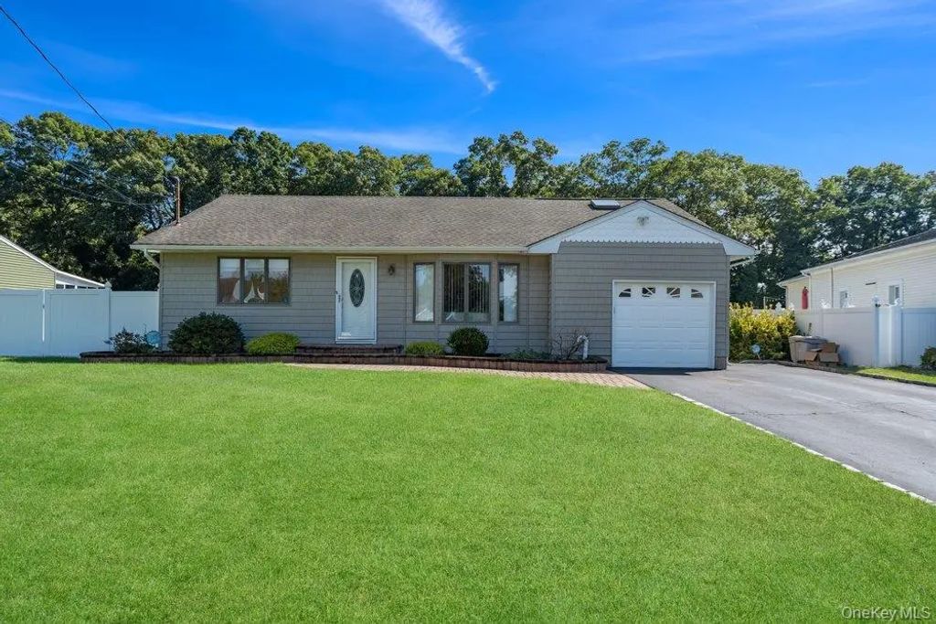21 Seusing Boulevard, Ronkonkoma
