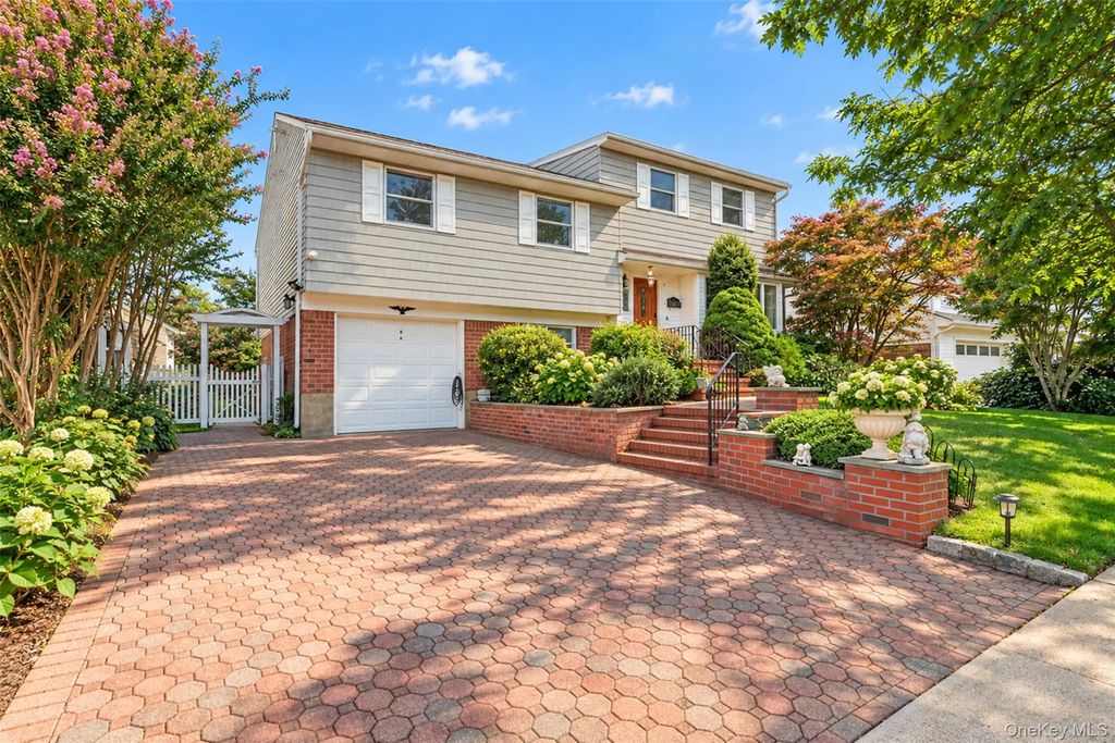 31 Colony Lane, Syosset