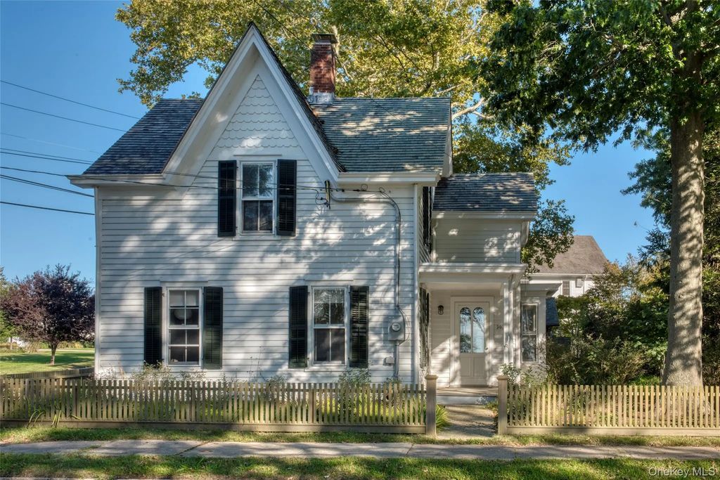 1405 Village Lane, Orient