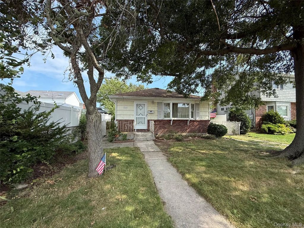 260 8th Street, Bethpage