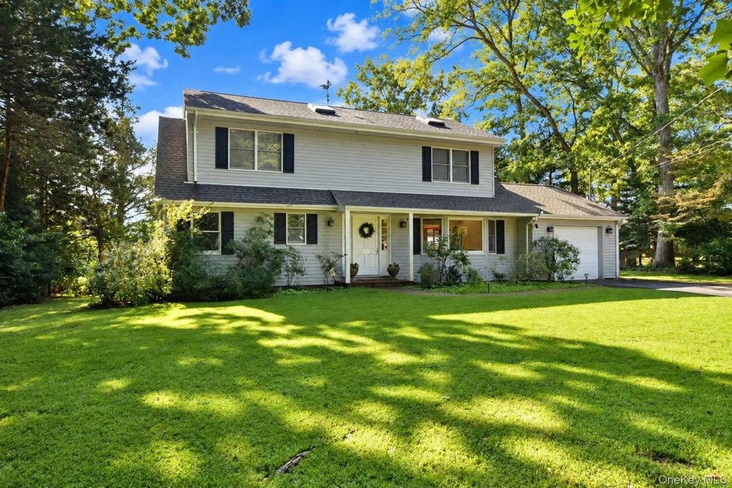 55 Leafy Way, Aquebogue