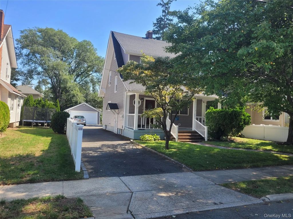 8 Rolling Street, Lynbrook