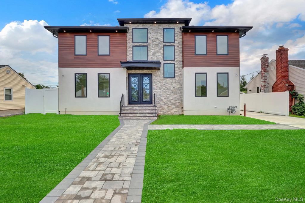 81 E End Avenue, Hicksville