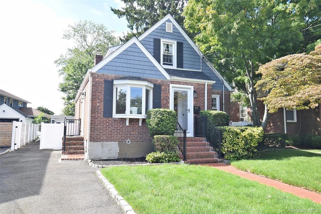 57 Scarcliffe Drive, Malverne